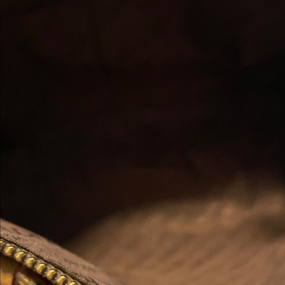 Elegant Green Patent Leather Handbag - Picture 5 of 8